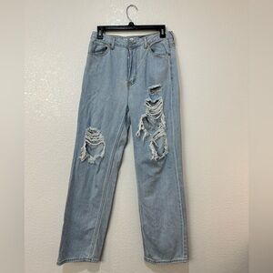 Distressed 90’s boyfriend jeans